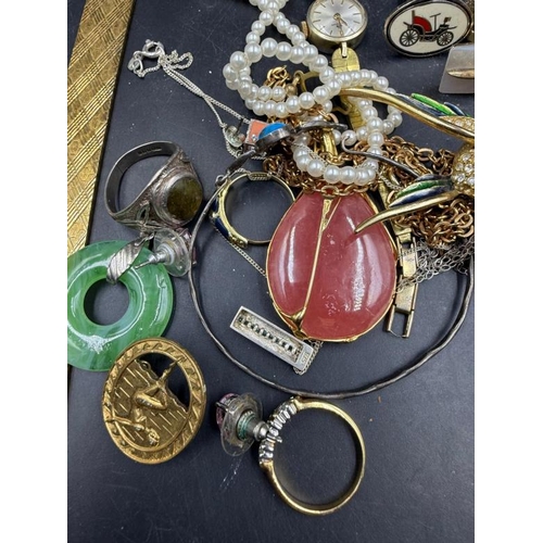 641 - A selection of quality costume jewellery, to include gold plated bracelet, watch, rings and a select... 