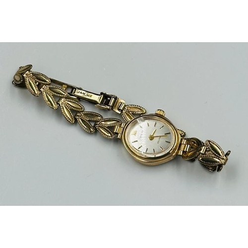 667 - A 9ct gold Accurist ladies watch on 9ct gold bracelet.