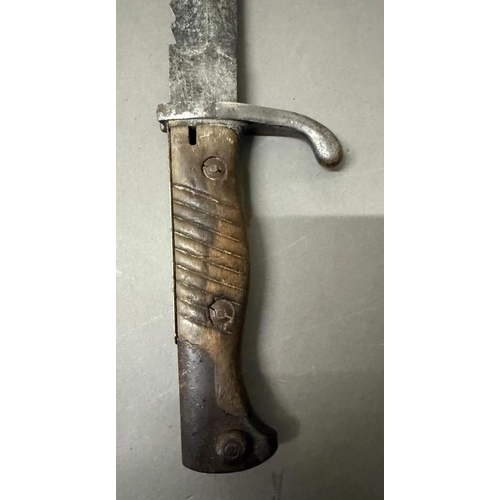 712 - A German 1898/05 Sawback bayonet