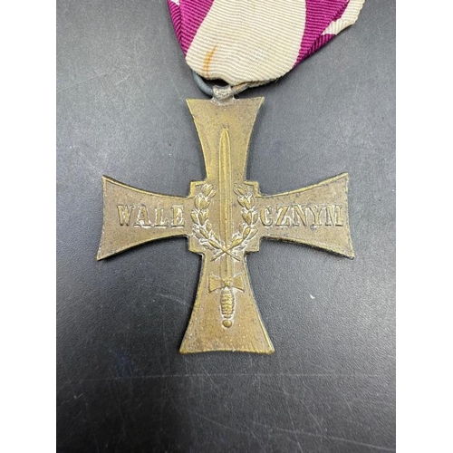 761 - A WWII Polish Cross for Valour medal.