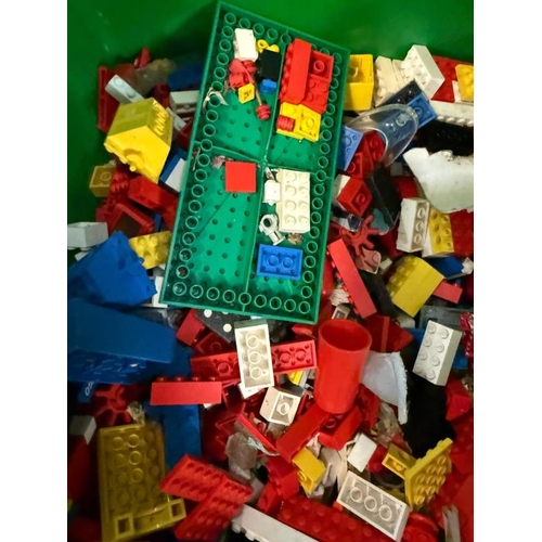 818 - A quantity of loose Lego