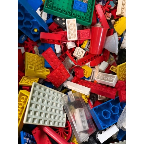 818 - A quantity of loose Lego