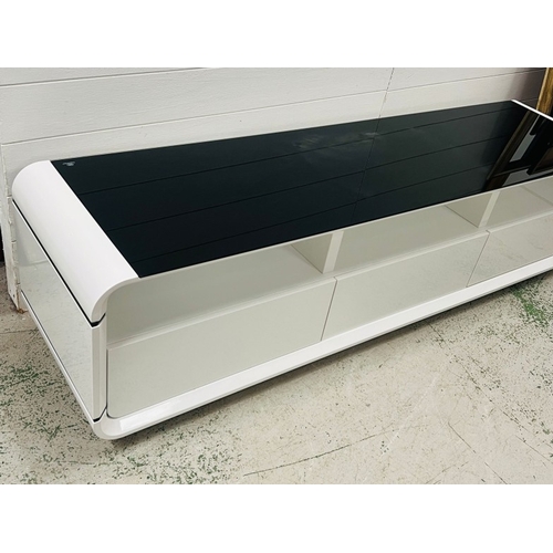 103 - A white high gloss media stand/cabinet (H47cm W76cm D45cm)