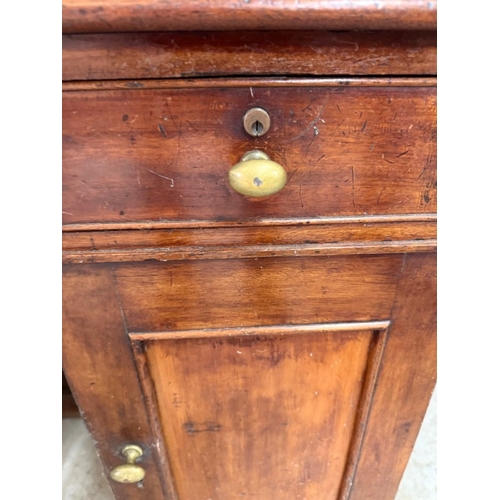 7 - A mahogany knee hole writing desk with green leather top (H76cm W114cm D38cm)