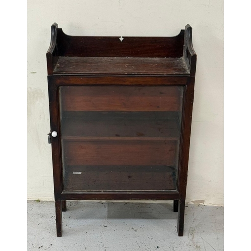 125 - A mahogany glazed single shelf free-standing display cabinet with galleried top H89cm W55cm D22cm