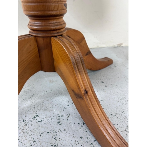 44 - A circular pine pedestal kitchen table H75cm Dia90cm