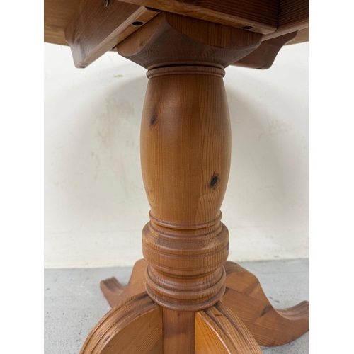 44 - A circular pine pedestal kitchen table H75cm Dia90cm