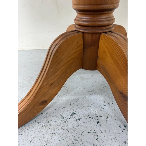 44 - A circular pine pedestal kitchen table H75cm Dia90cm