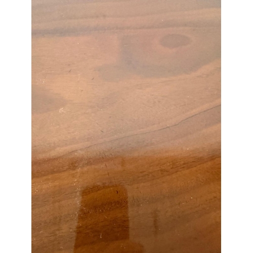 56 - A Regency style serpentine fronted veneered sideboard on fluted legs H92cm W160cm D47cm