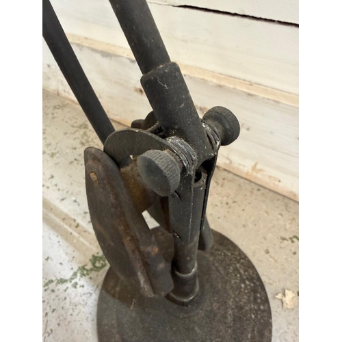 206 - A black industrial style canter lever desk lamp