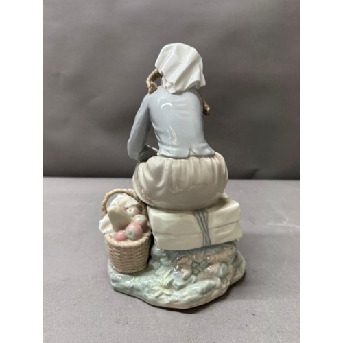 257 - Lladro porcelain figure 'Girl with Doll' model number 1211 by Antonio Ballester, retired 1994.