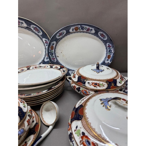 267 - A selection of Rosslyn Losol ware to include platters, tureens and plates
