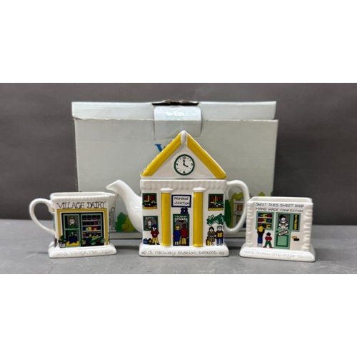 169 - A boxed Wade tea pot and sugar bowl Primrose Junctions