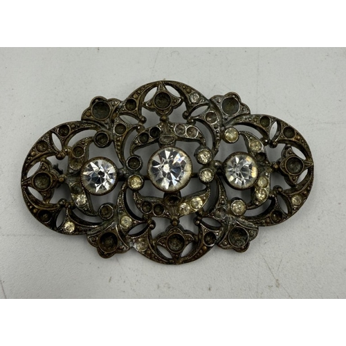 44 - A vintage Art Deco style brooch