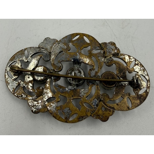 44 - A vintage Art Deco style brooch