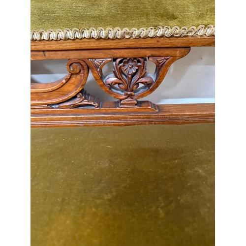 137 - A Victorian two seater chaise lounge in green velvet