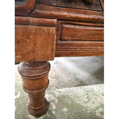 137 - A Victorian two seater chaise lounge in green velvet