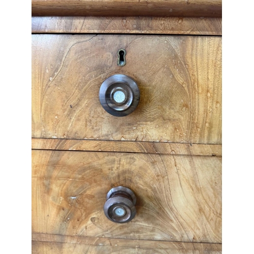 139 - A mahogany two over three graduated chest of drawers H108cm W106cm D48cm