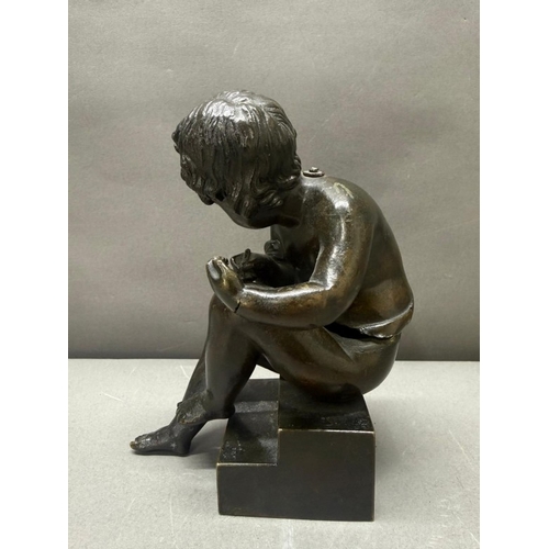 75 - A French school bronze figure of a seated cherub H17cm