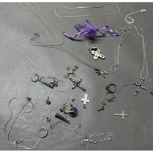 568 - A selection of loose silver jewellery various styles and finishes to include necklaces, pendants etc... 