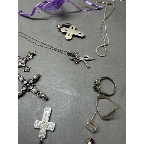 568 - A selection of loose silver jewellery various styles and finishes to include necklaces, pendants etc... 