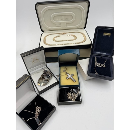 569 - A selection of boxed silver jewellery, various styles, makers and finishes.
