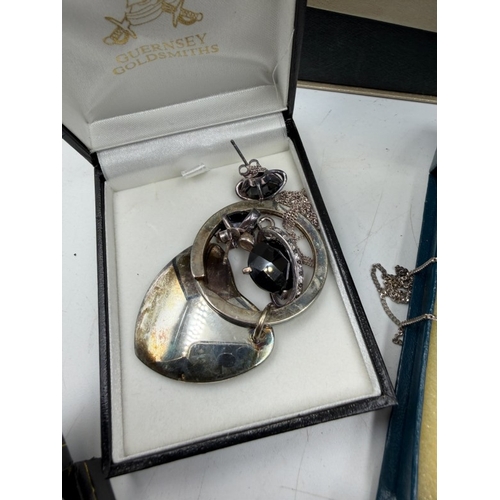 569 - A selection of boxed silver jewellery, various styles, makers and finishes.