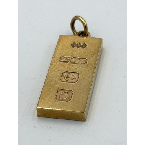 575 - A 1977 hallmarked 9ct yellow gold Silver Jubilee ingot pendant.