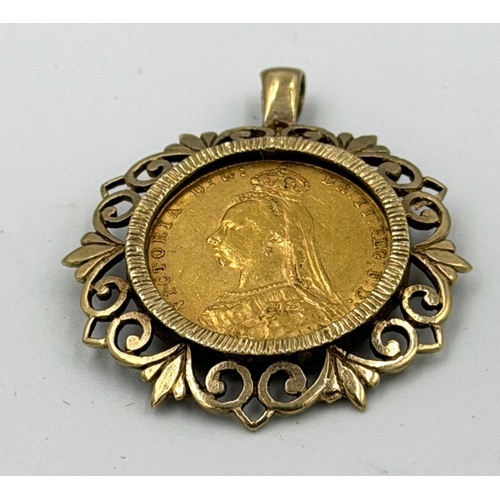578 - A Victorian 1890 sovereign in decorative 9ct gold mount, approximate weight 12.7g