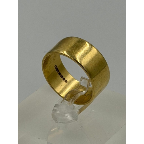 582 - An 18ct gold wedding band approximate size R and weight 7.7g