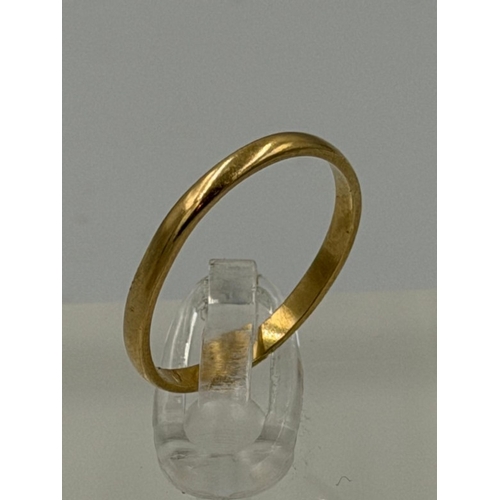 589 - An 18ct gold wedding band approximate weight of 1.4g and size M