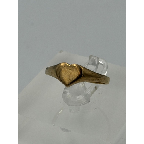 590 - A 9ct gold heart shaped signet ring approximate weight 1.2g and size O