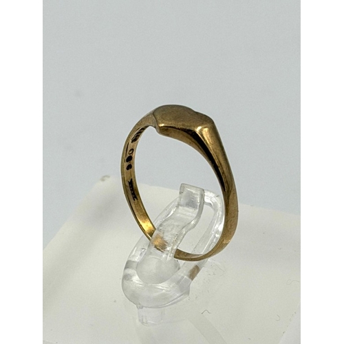 590 - A 9ct gold heart shaped signet ring approximate weight 1.2g and size O