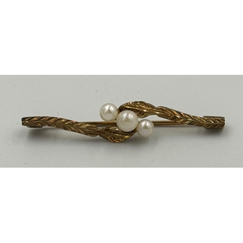 595 - A 9ct gold three pearl brooch with an approximate weight of 2.2g