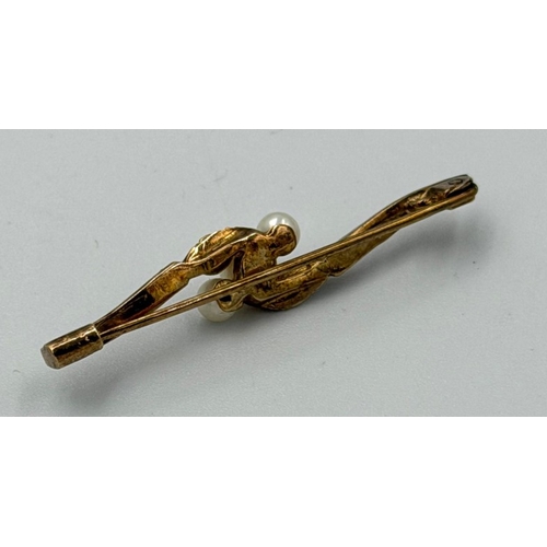 595 - A 9ct gold three pearl brooch with an approximate weight of 2.2g