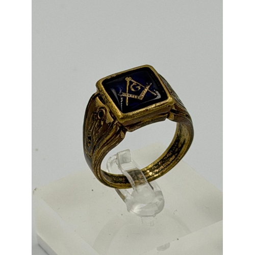 601 - A masonic ring, in brass size Z, with onyx style stone and emblem.