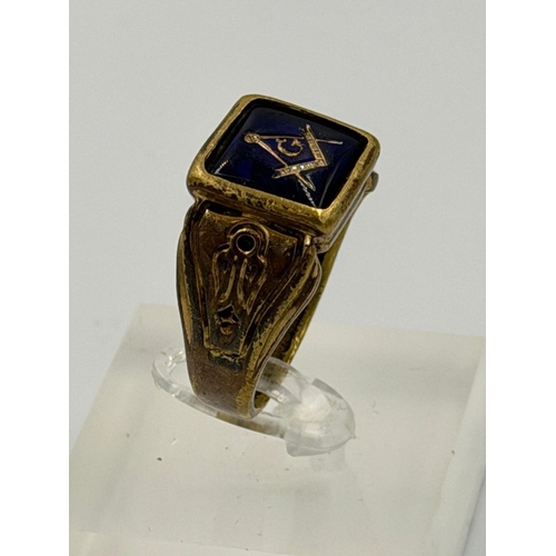 601 - A masonic ring, in brass size Z, with onyx style stone and emblem.