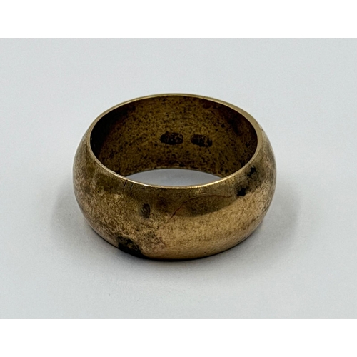 580A - A wedding band marked 18ct and 750 approximate weight 10g