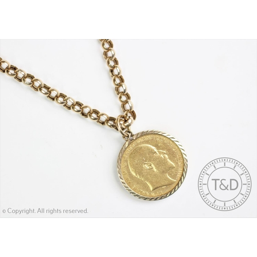 114 - An Edwardian gold sovereign dated 1907, within 9ct gold mount, with attached 9ct gold belcher link c... 