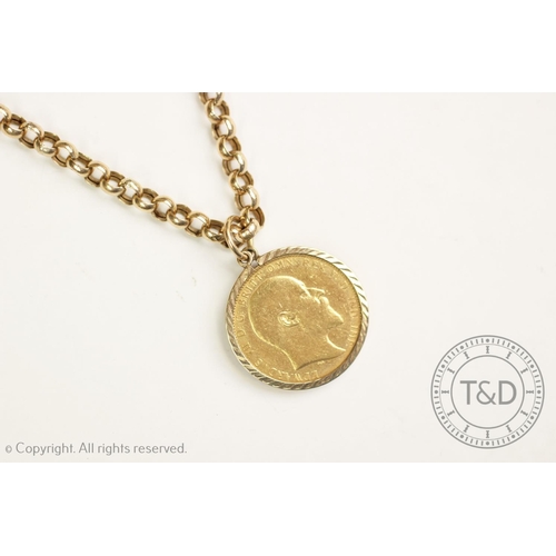 114 - An Edwardian gold sovereign dated 1907, within 9ct gold mount, with attached 9ct gold belcher link c... 