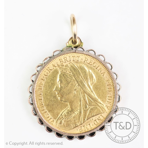 115 - A Victorian gold sovereign dated 1900, within yellow metal mount stamped '9ct', gross weight 9.2gms