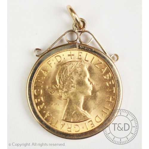 129 - An Elizabeth II gold sovereign dated 1962, within a 9ct gold mount, gross weight 9.4gms