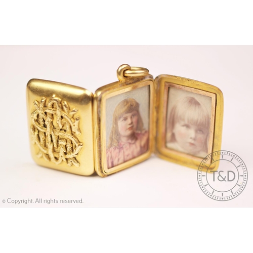 252 - A Victorian crested locket, designed as a rectangular bi-fold pendant enclosing four apertures conta... 