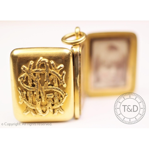 252 - A Victorian crested locket, designed as a rectangular bi-fold pendant enclosing four apertures conta... 