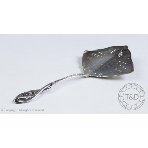 90 - A Marius Hammer Norwegian silver skate slice, modelled in the form a sea skate with an intertwined t... 