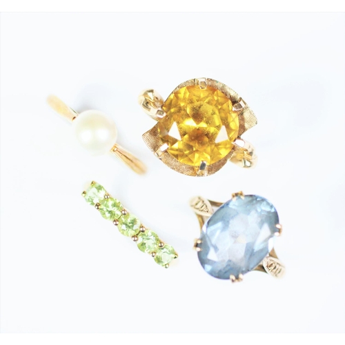 261 - A selection of jewellery and rings, to include; a topaz ring, a citrine set ring, a five stone perid... 