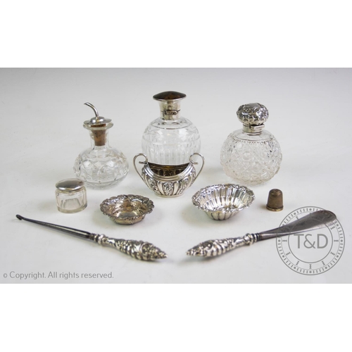 11 - An assortment of silver items, comprising: an Edwardian silver topped perfume bottle, Birmingham 190... 