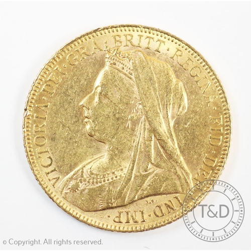 111 - A Victorian gold sovereign dated 1900, gross weight 7.9gms