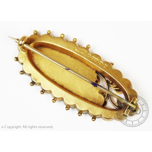 146 - An Edwardian 9ct gold Mizpah brooch, Birmingham 1906, of oval form, engraved inscriptions to the fro... 