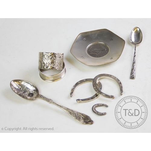 22 - A selection of 20th century silver, comprising: a near pair of novelty silver horse shoes, Francis H... 